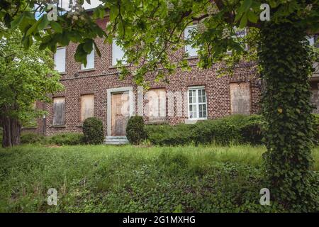 Detailansicht des verlassenen, umgesiedelten Dorfes Morschenich - alt für das Tagebau Hambach Stockfoto