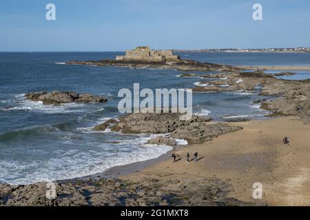 Frankreich, Ile et Vilaine, Saint Malo, Bon secours Strand und die Insel der nationalen Festung, große Ebbe Stockfoto