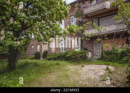 Detailansicht des verlassenen, umgesiedelten Dorfes Morschenich - alt für das Tagebau Hambach Stockfoto