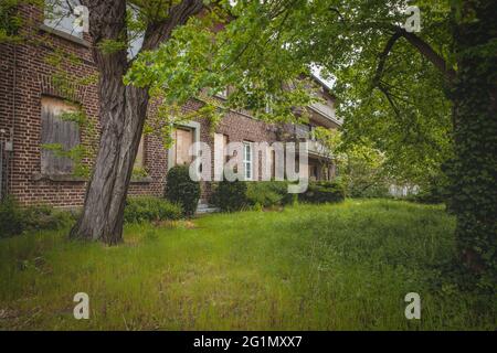 Detailansicht des verlassenen, umgesiedelten Dorfes Morschenich - alt für das Tagebau Hambach Stockfoto