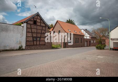 Detailansicht des verlassenen, umgesiedelten Dorfes Morschenich - alt für das Tagebau Hambach Stockfoto