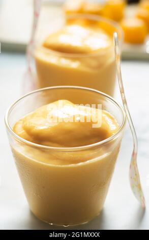 Mango Smoothie lassie im Glas Stockfoto
