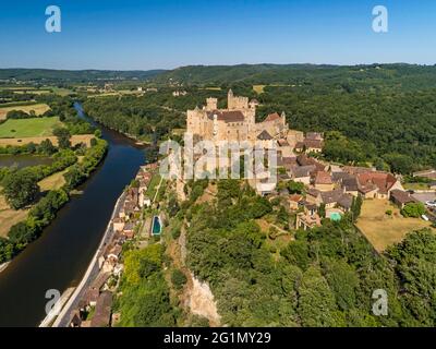 Frankreich, Dordogne (24), Perigord Noir, Dordogne-Tal, Beynac-et-Cazenac, Beschriftet Les Plus Beaux Villages de France, dominiert die befestigte Burg das Dorf (Luftaufnahme) Stockfoto