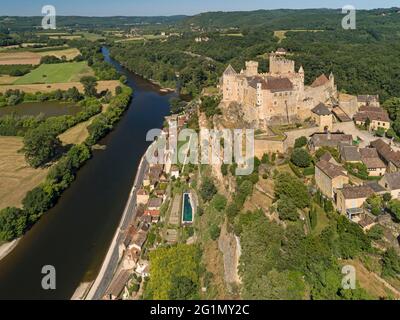 Frankreich, Dordogne (24), Perigord Noir, Dordogne-Tal, Beynac-et-Cazenac, Beschriftet Les Plus Beaux Villages de France, dominiert die befestigte Burg das Dorf (Luftaufnahme) Stockfoto