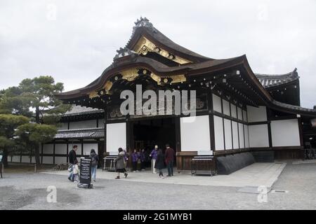 KYOTO, JAPAN - 10. Dez 2019: Kyoto, Japan - 25. Nov 2019: Touristen besuchen Schloss Nijo in Kyoto Japan. Stockfoto