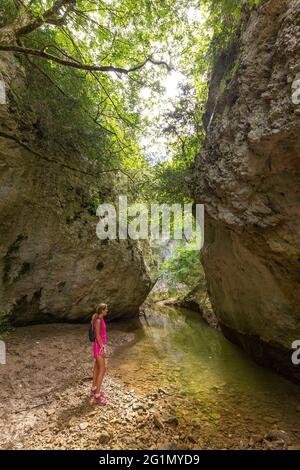 Frankreich, Vaucluse, Monieux, Gorges de La Nesque, Frau beim Wandern Stockfoto