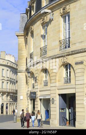 Frankreich, Gironde, Bordeaux, UNESCO-Weltkulturerbe, Place Gambetta (mit Herms-Shop) und im Hintergrund der Cours de l'Intendance Stockfoto