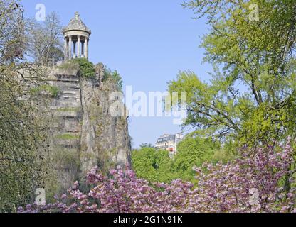 Frankreich, Paris, Park Buttes Chaumont im Frühjahr mit dem Tempel von La Sibylle und japonese Kirschbaum (Prunus Serrulata) in der Blüte Stockfoto