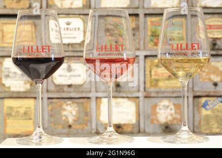 Frankreich, Gironde, Podensac, Lillet Haus gegründet 1872, wo Lillet noch seit 1887 hergestellt wird (Aperitif aus Bordeaux-Wein und Fruchtlikör, der dann in Eichenfässern ausgebaut wird), Lillet rot, ros und weiß Stockfoto