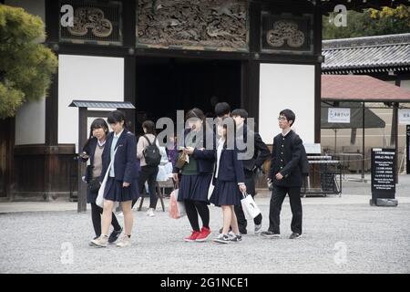 KYOTO, JAPAN - 10. Dez 2019: Kyoto, Japan - 25. Nov 2019: Touristen besuchen Schloss Nijo in Kyoto Japan. Stockfoto