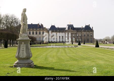 Frankreich, Meurthe et Moselle, Luneville, Schloss, erbaut vom Architekten Germain Boffrand für den Herzog Leopold der 1. Zwischen 1703 und 1720 und Reiterskulptur von Antoine Charles Louis de Lasalle und seinen Gärten Stockfoto