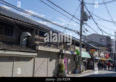 OSAKA, JAPAN - 05. Dezember 2019: Osaka, Japan - 01. Dezember 2019: Die Menschen gehen auf der Straße in Richtung Shitennoji in der Gegend von Osaka Tennoji. Stockfoto