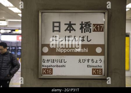 OSAKA, JAPAN - 05. Dezember 2019: Osaka, Japan - 01. Dezember 2019: Informationstafel der Bahnsteige am Bahnhof Nipponbashi in Osaka, Japan. Stockfoto