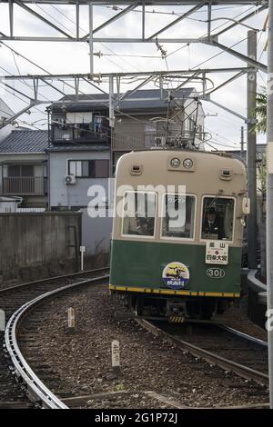 KYOTO, JAPAN - 12. Dez 2019: Kyoto, Japan - 26. Nov 2019: Straßenbahn im Retro-Stil der Randen Kitano Line, die den Bahnhof Omiya in Kyoto anfährt. Wird von privat betrieben Stockfoto