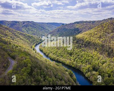 Frankreich, Correze, Tal der Dordogne, Servieres le Chateau, in der Nähe des Boulderg von Chastang (Luftaufnahme) Stockfoto