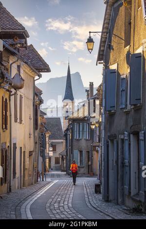 Frankreich, Isere, Trieves Region, Wanderung ab Mens, Gasse im alten Dorf, protestantischer Tempel und Mont Aiguille im Hintergrund Stockfoto