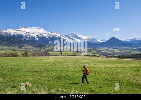 Frankreich, Isere, Trieves Region, Wanderung ab Mens, Devoluy-Massiv im Hintergrund Stockfoto