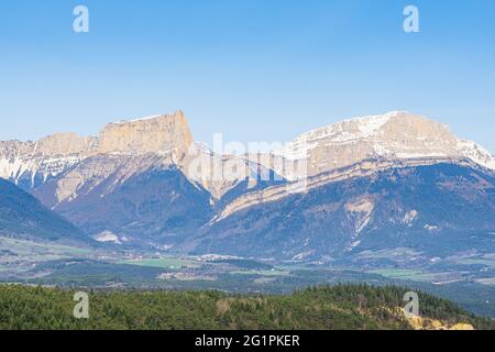 Frankreich, Isere, Trieves, Umgebung von Mens, Mont Aiguille (alt: 2086m) und Grand Veymont (alt: 2341m) im Hintergrund im Vercors-Massiv Stockfoto