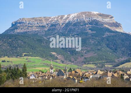 Frankreich, Isere, Trieves, Dorf Mens am Fuße des Chatel oder Bonnet de Calvin (alt: 1937 m) im Devoluy-Massiv Stockfoto