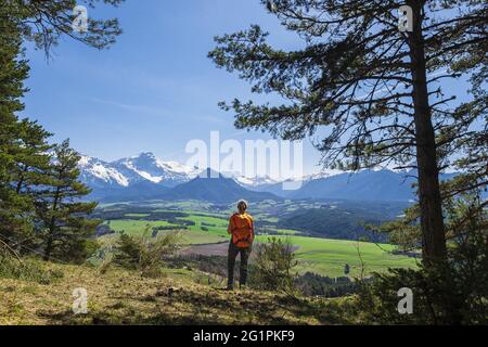 Frankreich, Isere, Trieves Region, Wanderung ab Mens, Devoluy-Massiv im Hintergrund Stockfoto