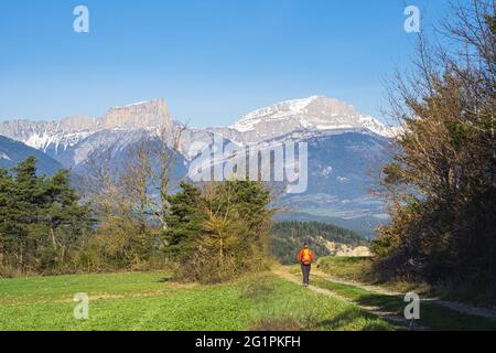 Frankreich, Isere, Trieves Region, Wanderung von Mens auf dem Wanderweg GR 965 (auf den Spuren der Hugenotten), Mont Aiguille (alt: 2086m) und Grand Veymont (alt: 2341m) im Hintergrund des Vercors-Massivs Stockfoto