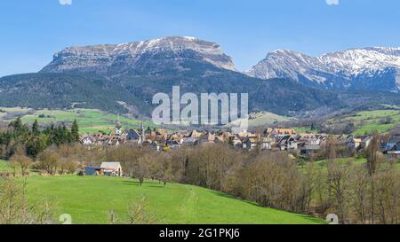 Frankreich, Isere, Trieves, Dorf Mens am Fuße des Chatel oder Bonnet de Calvin (alt: 1937 m) im Devoluy-Massiv Stockfoto