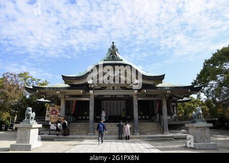 OSAKA, JAPAN - 05. Dezember 2019: Osaka, Japan - 01. Dezember 2019: Besucher besuchen den Hoku-Schrein in Osaka. Stockfoto