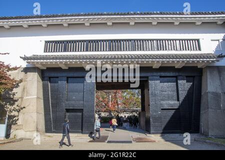 OSAKA, JAPAN - 05. Dez 2019: Osaka, Japan - 01. Dez 2019: Das reich verzierte schwarz-weiße Eingangstor von Osaka Castle. Stockfoto