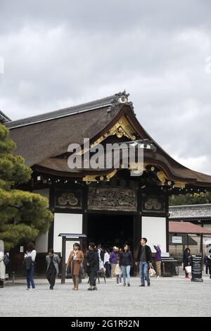 KYOTO, JAPAN - 10. Dez 2019: Kyoto, Japan - 25. Nov 2019: Touristen besuchen Schloss Nijo in Kyoto Japan. Stockfoto