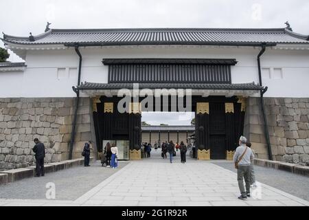 KYOTO, JAPAN - 10. Dez 2019: Kyoto, Japan - 25. Nov 2019: Touristen besuchen Schloss Nijo in Kyoto Japan. Stockfoto