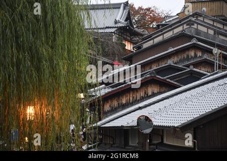 KYOTO, JAPAN - 10. Dez 2019: Kyoto, Japan - 24. Nov 2019: Blick auf die Sanneizaka Straße in Kyoto. Stockfoto