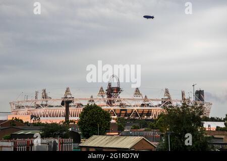 Goodyear Blimp filmte für das Fernsehen über dem Olympiastadion für die Eröffnungsfeier der Olympischen Spiele 2012 in London. Summer Games neues Stadion Stockfoto