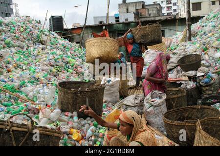 Dhaka, Dhaka, Bangladesch. Juni 2021. Arbeiterinnen sortieren am 07. juni 2021 Plastikflaschen in einer Kunststoff-Recycling-Fabrik in Dhaka, Bangladesch. Sie erhalten 1.5-2 US-Dollar pro Tag für ihre Arbeiten.das Recycling von Plastikflaschen hat sich in den letzten Jahren zu einem wachsenden Geschäft entwickelt und trägt zum Schutz der Umwelt bei. Quelle: Abu Sufian Jewel/ZUMA Wire/Alamy Live News Stockfoto