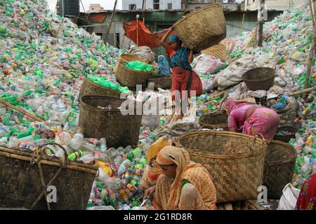 Dhaka, Dhaka, Bangladesch. Juni 2021. Arbeiterinnen sortieren am 07. juni 2021 Plastikflaschen in einer Kunststoff-Recycling-Fabrik in Dhaka, Bangladesch. Sie erhalten 1.5-2 US-Dollar pro Tag für ihre Arbeiten.das Recycling von Plastikflaschen hat sich in den letzten Jahren zu einem wachsenden Geschäft entwickelt und trägt zum Schutz der Umwelt bei. Quelle: Abu Sufian Jewel/ZUMA Wire/Alamy Live News Stockfoto