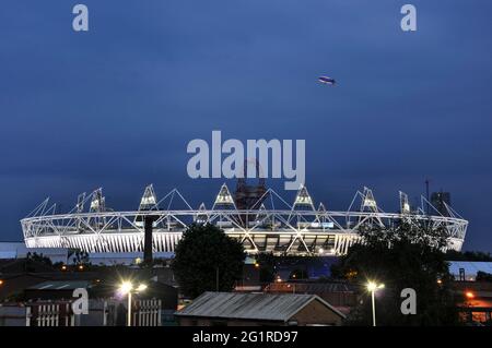 Goodyear Blimp filmte für das Fernsehen über dem Olympiastadion für die Eröffnungsfeier der Olympischen Spiele 2012 in London. Summer Games neues Stadion Stockfoto