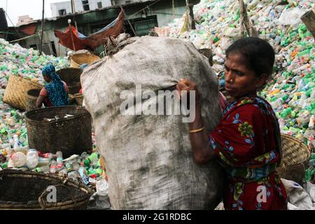 Dhaka, Dhaka, Bangladesch. Juni 2021. Eine Arbeiterin sortiert am 07. juni 2021 Plastikflaschen in einer Kunststoff-Recycling-Fabrik in Dhaka, Bangladesch. Sie erhält 1.5-2 US-Dollar pro Tag für ihre Arbeiten.das Recycling von Plastikflaschen hat sich in den letzten Jahren zu einem wachsenden Geschäft entwickelt und hilft, die Umwelt zu schützen. Quelle: Abu Sufian Jewel/ZUMA Wire/Alamy Live News Stockfoto