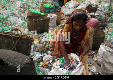 Dhaka, Dhaka, Bangladesch. Juni 2021. Eine Arbeiterin sortiert am 07. juni 2021 Plastikflaschen in einer Kunststoff-Recycling-Fabrik in Dhaka, Bangladesch. Sie erhält 1.5-2 US-Dollar pro Tag für ihre Arbeiten.das Recycling von Plastikflaschen hat sich in den letzten Jahren zu einem wachsenden Geschäft entwickelt und hilft, die Umwelt zu schützen. Quelle: Abu Sufian Jewel/ZUMA Wire/Alamy Live News Stockfoto