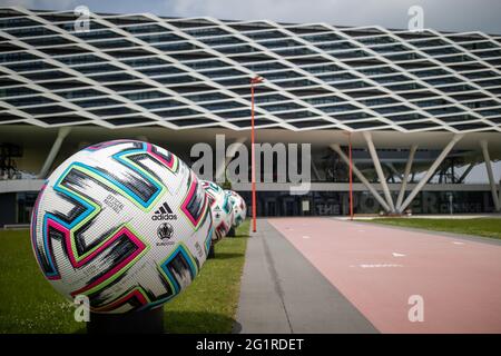 07. Juni 2021, Bayern, Herzogenaurach: Überdimensionale offizielle Spielbälle 'Uniforia' der EURO 2020 stehen vor dem Bürogebäude 'Arena' auf dem Gelände des Sportartikelherstellers adidas. Die deutsche Fußballnationalmannschaft sowie die Support-Mitarbeiter werden für die Dauer der Europameisterschaft auf dem Gelände des DFB-Partners adidas im Heimstadion wohnen. Foto: Daniel Karmann/dpa Stockfoto