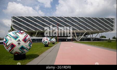 07. Juni 2021, Bayern, Herzogenaurach: Überdimensionale offizielle Spielbälle 'Uniforia' der EURO 2020 stehen vor dem Bürogebäude 'Arena' auf dem Gelände des Sportartikelherstellers adidas. Die deutsche Fußballnationalmannschaft sowie die Support-Mitarbeiter werden für die Dauer der Europameisterschaft auf dem Gelände des DFB-Partners adidas im Heimstadion wohnen. Foto: Daniel Karmann/dpa Stockfoto