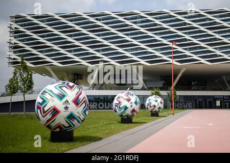 07. Juni 2021, Bayern, Herzogenaurach: Überdimensionale offizielle Spielbälle 'Uniforia' der EURO 2020 stehen vor dem Bürogebäude 'Arena' auf dem Gelände des Sportartikelherstellers adidas. Die deutsche Fußballnationalmannschaft sowie die Support-Mitarbeiter werden für die Dauer der Europameisterschaft auf dem Gelände des DFB-Partners adidas im Heimstadion wohnen. Foto: Daniel Karmann/dpa Stockfoto