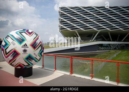 07. Juni 2021, Bayern, Herzogenaurach: Vor dem Bürogebäude "Arena" auf dem Gelände des Sportartikelherstellers adidas steht ein überdimensionaler offizieller Spielball "Uniforia" der EURO 2020. Die deutsche Fußballnationalmannschaft sowie das Trainerteam bleiben während der Europameisterschaft auf dem Heimgelände des DFB-Partners adidas. Foto: Daniel Karmann/dpa Stockfoto