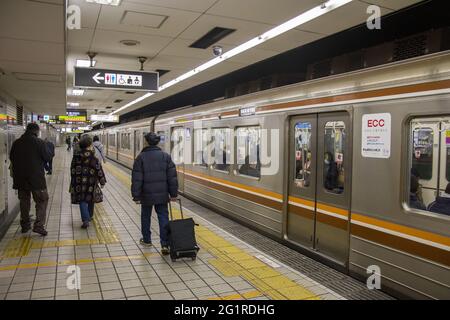 OSAKA, JAPAN - 05. Dezember 2019: Osaka, Japan - 01. Dezember 2019: Die Menschen warten an der Osaka U-Bahnstation in Osaka, Japan. Stockfoto