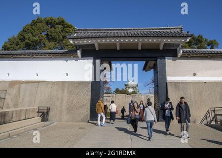 OSAKA, JAPAN - 05. Dez 2019: Osaka, Japan - 01. Dez 2019: Das reich verzierte schwarz-weiße Eingangstor von Osaka Castle. Stockfoto