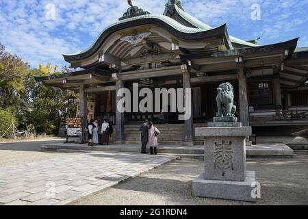 OSAKA, JAPAN - 05. Dezember 2019: Osaka, Japan - 01. Dezember 2019: Besucher besuchen den Hoku-Schrein in Osaka. Stockfoto