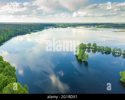 Drohnenansicht des Stausees an einem sonnigen Tag. Schöne Landschaft mit einer Drohne auf dem Wasser und Wäldern. Chigirinsky Stausee auf dem Fluss Drut Stockfoto