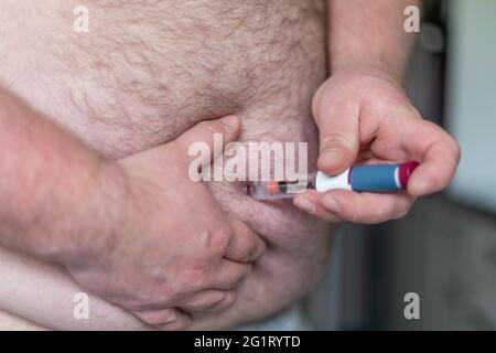 Fat Mann Hände machen Injektion mit Insulin-Stift oder Spritze, Medizin, Diabetes, Glykämie, Gesundheitsversorgung und Menschen Konzept. Stockfoto