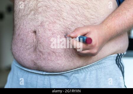 Fat Mann Hände machen Injektion mit Insulin-Stift oder Spritze, Medizin, Diabetes, Glykämie, Gesundheitsversorgung und Menschen Konzept. Stockfoto