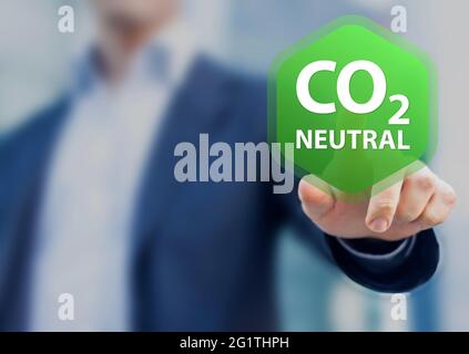 CO2-neutrales Engagement in Wirtschaft, Finanzen und Industrie, die Kohlendioxidemissionen zu reduzieren und die globale Erwärmung und den Klimawandel zu begrenzen. Konzept mit Stockfoto