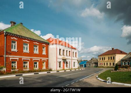 Opsa, Kreis Braslav, Region Vitebsk, Weißrussland. Blick auf die alten Häuser in der Straße Sovetskaya in der Agro-Stadt Opsa Stockfoto