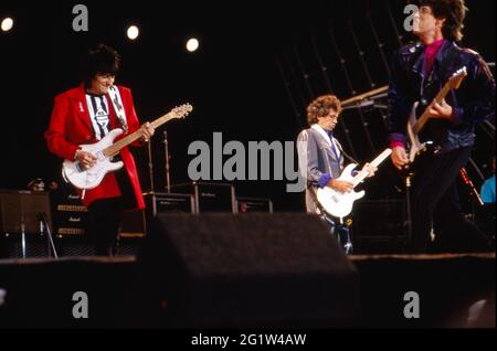 Ron Wood, Keith Richards und Mick Jagger (rechts) als Frontmann der Band Rolling Stones live bei einem Konzert in Hannover, Deutschland 1990. Stockfoto